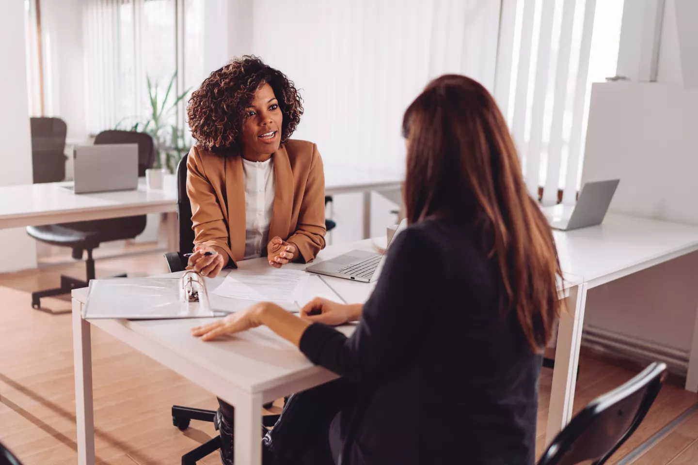 Deux femmes ayant une discussion ensemble